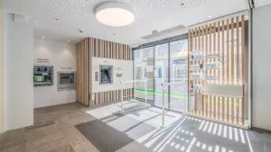 agence bancaire credit agricole moderne en ville
