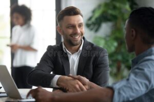 agence bancaire moderne avec clients souriants