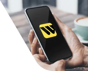 agent western union aidant un client a paris