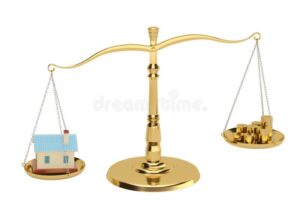 balance avec pieces dor et maison luxueuse