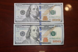 billets de banque authentiques et contrefacons cote a cote