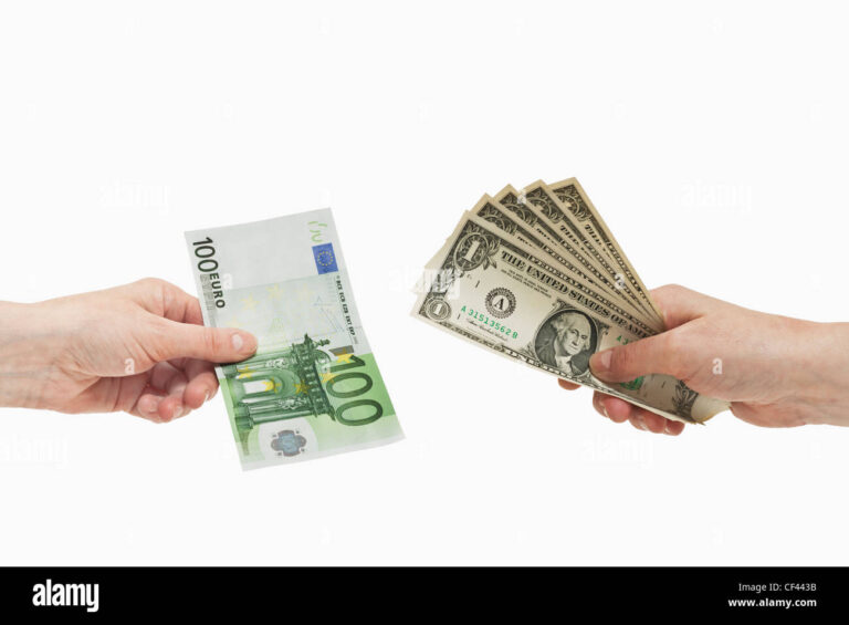 Comment Convertir L'Euro En Dollar Américain Rapidement Et Facilement 2 billets euro et dollar americain cote a cote