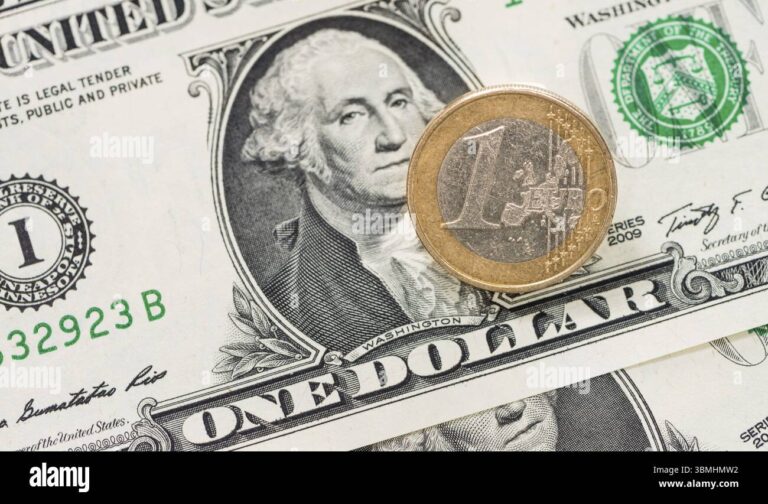 billets euros et dollars entrelaces en gros plan