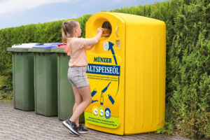 Comment recycler ou valoriser l'huile de friture usagée chez soi 8 bouteilles dhuile de friture usagee recyclee