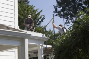 bricoleur renovant une maison ancienne exterieure