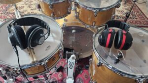 caisse claire et casque audio en studio