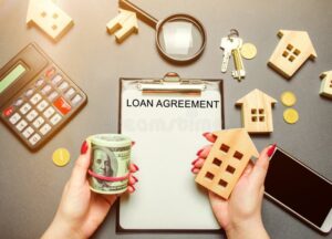 calculatrice et contrat de pret sur table