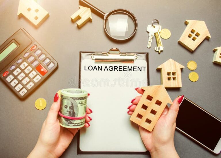 calculatrice et contrat de pret sur table