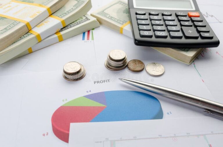 calculatrice et papiers de finances entrepreneuriales