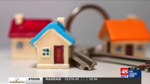 carte bancaire et maison miniatures cote a cote