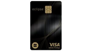 carte visa infinite devant un lounge daeroport luxueux