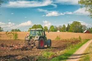 champ agricole fertile avec tracteur en activite