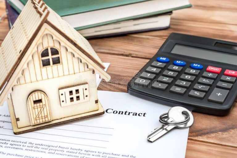 Quels Sont Les Frais D'hypothèque Sur Un Prêt Immobilier En France 2 cle de maison avec calculatrice et contrat