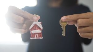 cle de maison entre deux mains serrees