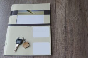 À Combien S'élèvent Les Frais De Notaire Pour Un Achat Immobilier 7 cle de maison posee sur contrat notarial