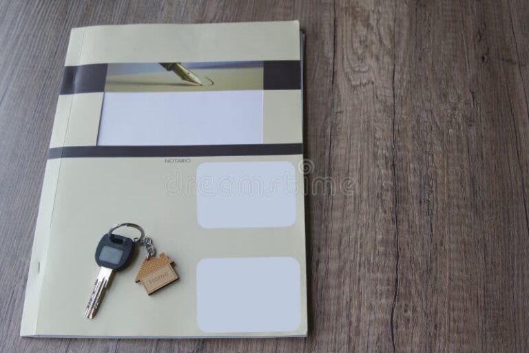 cle de maison posee sur contrat notarial