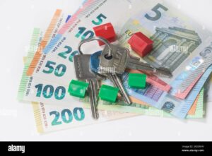 cle de maison posee sur des euros