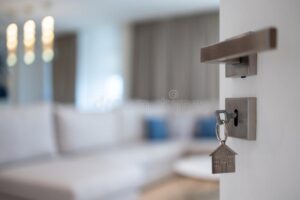cle et porte ouverte dune chambre accueillante
