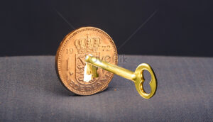 cle sur porte avec une piece en arriere plan