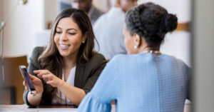 client discutant avec banquier en agence moderne