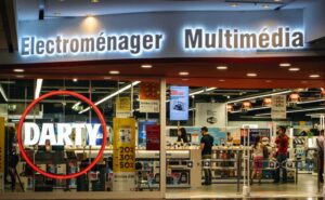 Comment Accéder à Mon Espace Client Darty Max Facilement 20 client utilisant une tablette devant une boutique darty