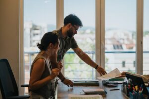 couple discutant avec conseiller bancaire moderne