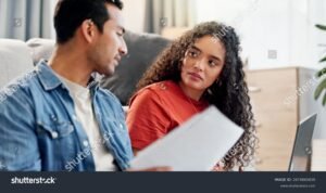 Que faire si mon ex ne paie plus le crédit immobilier commun 13 couple discutant serieusement avec documents financiers