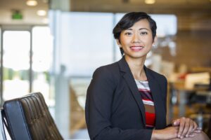 demandeur demploi souriant devant banque moderne