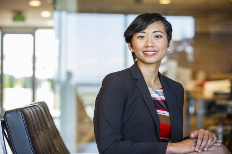 Comment Postuler Au Recrutement Chez Banque Populaire Grand Ouest 19 demandeur demploi souriant devant banque moderne