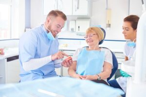 dentiste examinant une prothese dentaire moderne