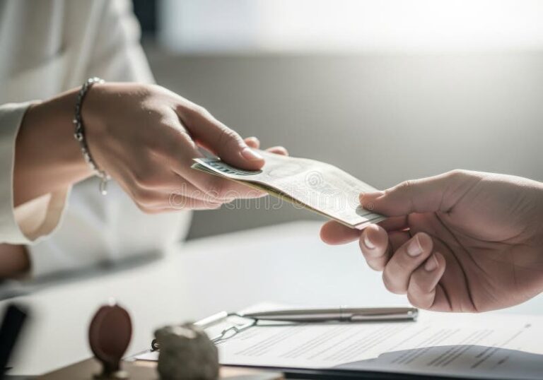 deux mains echangeant un document financier