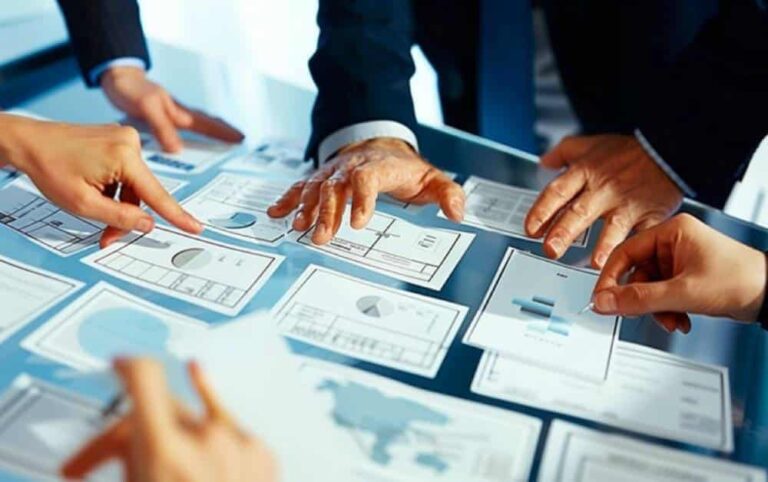 Quels documents faut-il fournir pour un prêt immobilier réussi 2 documents administratifs alignes sur une table claire