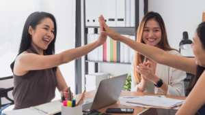 employes heureux avec un conseiller financier axa