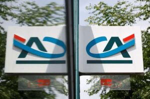 epargnant reflechissant devant agence bancaire credit agricole