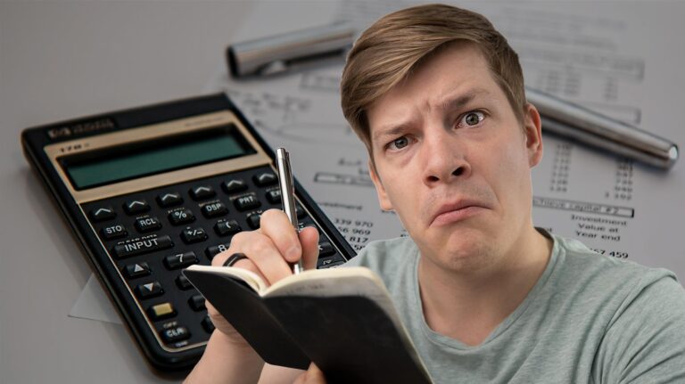 Quel Est Le Montant Des APL Pour Étudiant Et Comment Les Calculer 2 etudiant etudiant calculant ses finances personnelles