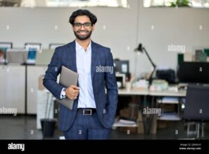 etudiant souriant devant une banque moderne