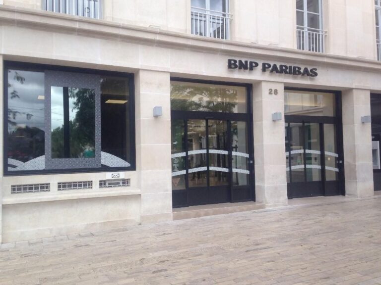 Quels services bancaires propose BNP à Saint Gilles Croix de Vie 2 facade agence bancaire bnp saint gilles croix vie