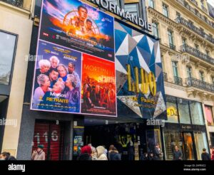 facade cinema les halles avec affiches lumineuses