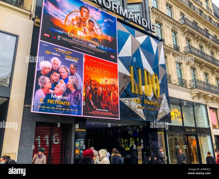 facade cinema les halles avec affiches lumineuses