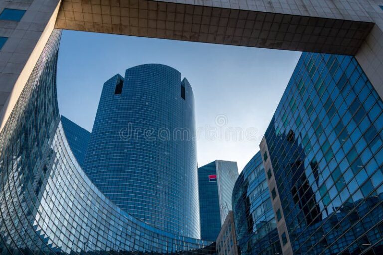 facade moderne agence societe generale ville francaise