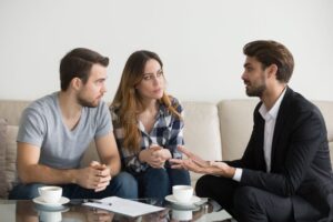 famille discutant avec conseiller caf moderne