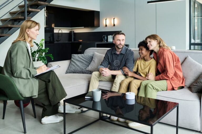 Comment Domicilier Son Entreprise Chez Ses Parents Est-Il Possible 2 famille discutant pres de maison familiale moderne