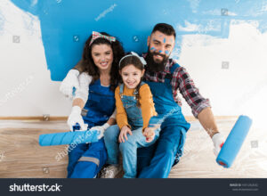 famille heureux renovant leur maison ensemble