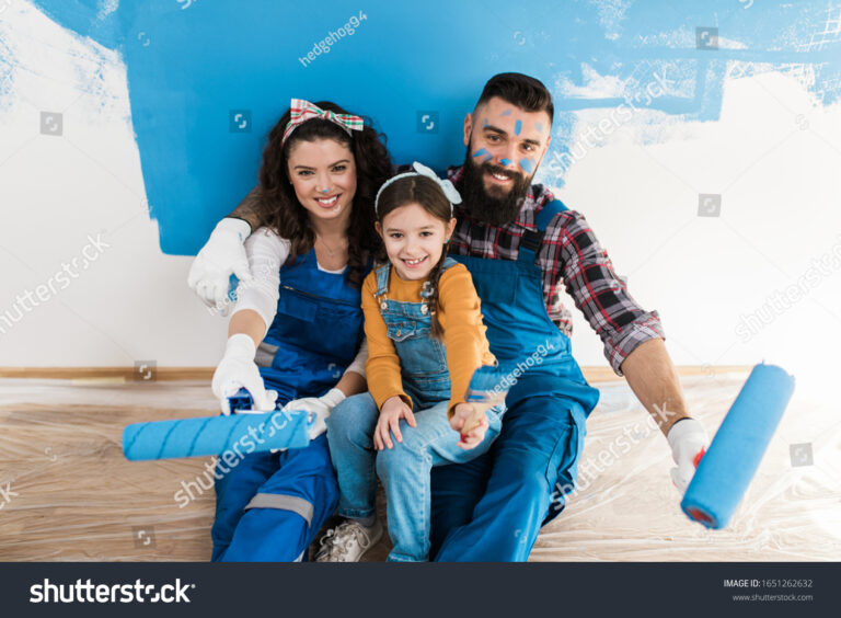 famille heureux renovant leur maison ensemble