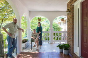 famille reunie planifiant achat immobilier ensemble