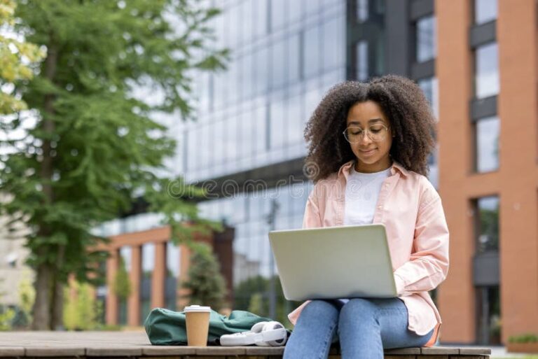 Comment Profiter d’Une Heure Pour Soi à Vitry-sur-Seine 2 femme detendue dans parc urbain verdoyant