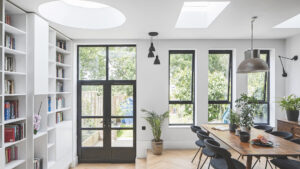 fenetres modernes installees avec outils de renovation
