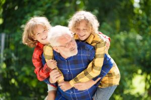 grand parents visitant enfants en parc paisible