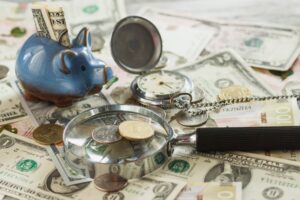 horloge et billets de banque en flou artistique