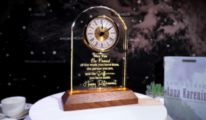 horloge stylisee avec silhouette de retraite heureux